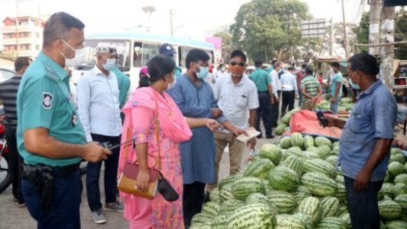 বরিশালে কেজি দরে তরমুজ বিক্রি, ৯ ব্যবসায়ীর জরিমানা।