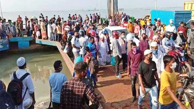 পথে পথে গুনতে হচ্ছে অতিরিক্ত ভাড়া রাজধানীমুখী মানুষের