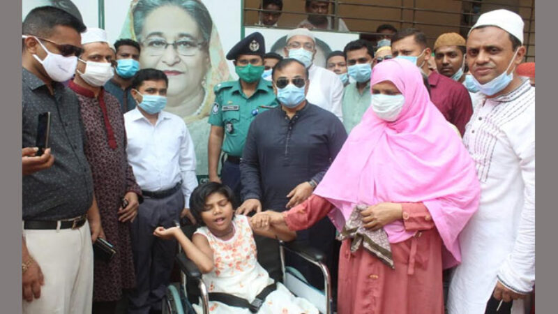 প্রতিবন্ধী শিশুদের মাঝে হুইলচেয়ার বিতরণ বরিশালে
