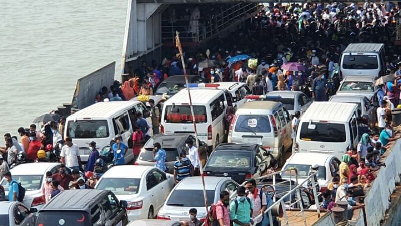 দৌলতদিয়ায় ঘাট থেকে ঘাটে দৌড়াতে দৌড়াতে ক্লান্ত যাত্রীরা