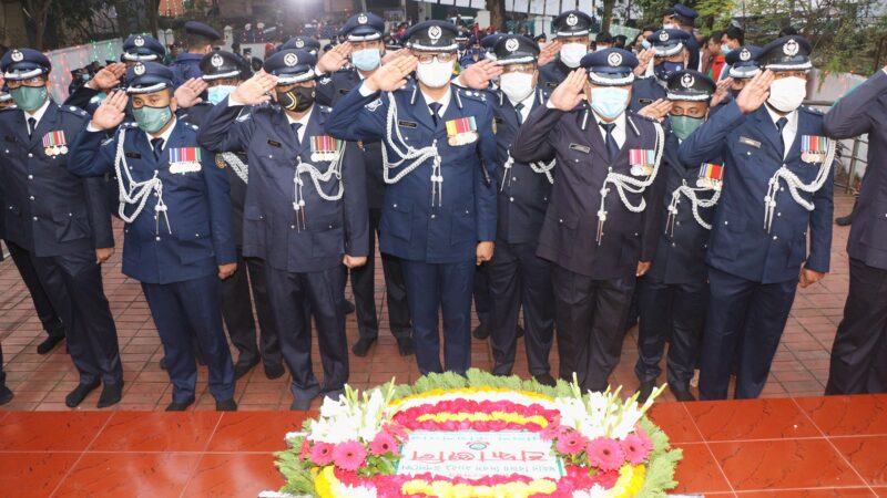 মোঃ শাহাবুদ্দিন খান বিপিএম-বার, শহিদ মুক্তিযোদ্ধা স্মৃতিফলক বরিশাল-এ পুষ্পস্তবর্ক অর্পণ করেন।