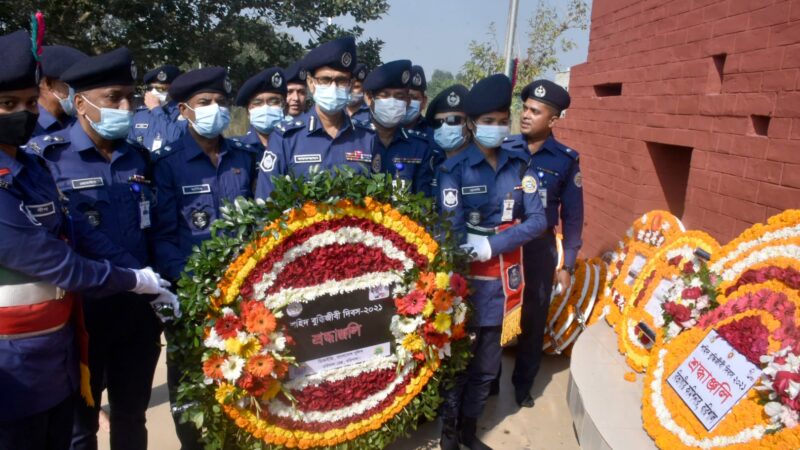 রেঞ্জের ডিআইজি এস এম আক্তারুজ্জামান বরিশালে শহীদ বুদ্ধিজীবীদের স্মৃতিস্তম্ভে পুষ্পস্তবক অর্পণ করে করেন।