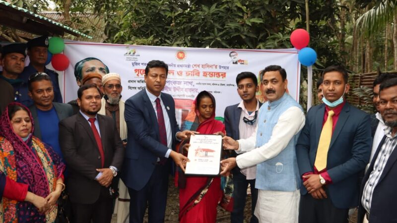 জেলা প্রশাসক বরিশাল জসীম উদ্দীন হায়দার ২ শতাংশ জমির দলিলসহ নতুন একটি ঘরের চাবি হস্তান্তর করেন
