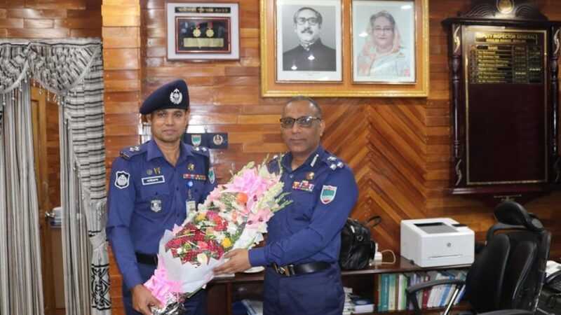 আনুষ্ঠানিকভাবে খুলনা রেঞ্জের দায়িত্ব গ্রহণ করলেন নবাগত ডিআইজি মঈনুল হক ফুলেল শুভেচছা জ্ঞাপন করেন পুলিশ সুপার কুষ্টিয়া মোঃ খাইরুল আলম