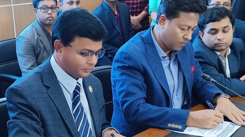 দায়িত্ব হস্তান্তর করেন বিদায়ী জেলা প্রশাসক জনাব জসিম উদ্দিন হায়দার