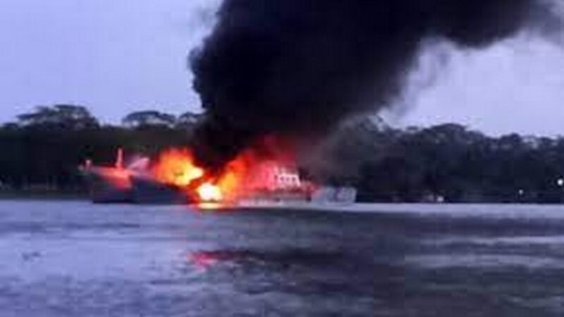 ১২ ঘণ্টা পর তেলবাহী জাহাজের আগুন নিয়ন্ত্রণে ঝালকাঠিতে