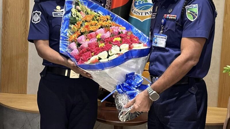 অতিরিক্ত আইজিপি হাবিবুর রহমানকে ফুলেল শুভেচছা জানান হাইওয়ে পুলিশের এসপি খাইরুল আলম