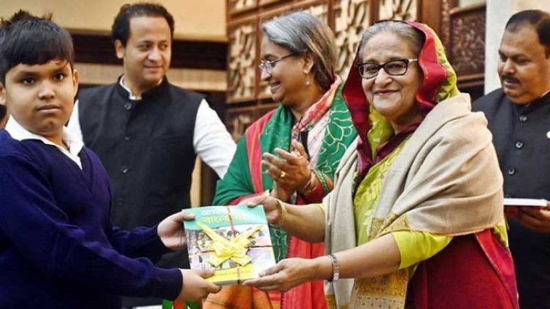 নতুন বই সোমবার শিক্ষার্থীদের হাতে তুলে দেয়া হবে