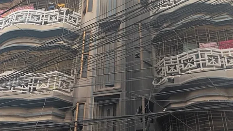 বাড়িতে আগুন দিলেন বিক্ষুব্ধরা,বনশ্রীতে গৃহকর্মীর লাশ উদ্ধার