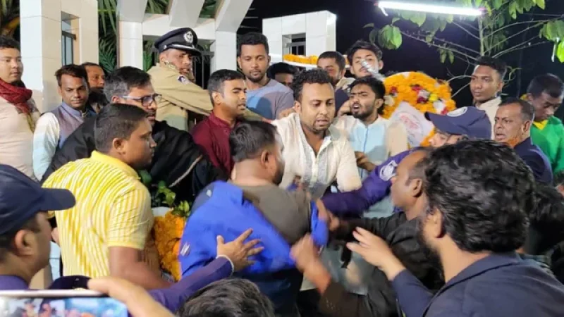 দুই পক্ষের মধ্যে হাতাহাতি শহীদ মিনারে ফুল দেওয়া নিয়ে