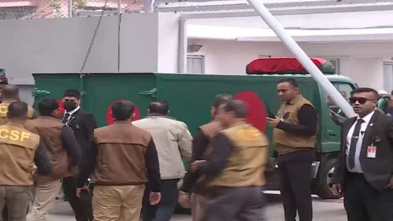 শ্রদ্ধা জানাচ্ছেন স্বজন ও নেতাকর্মীরা বেগম খালেদা জিয়ার মরদেহ গুলশানে