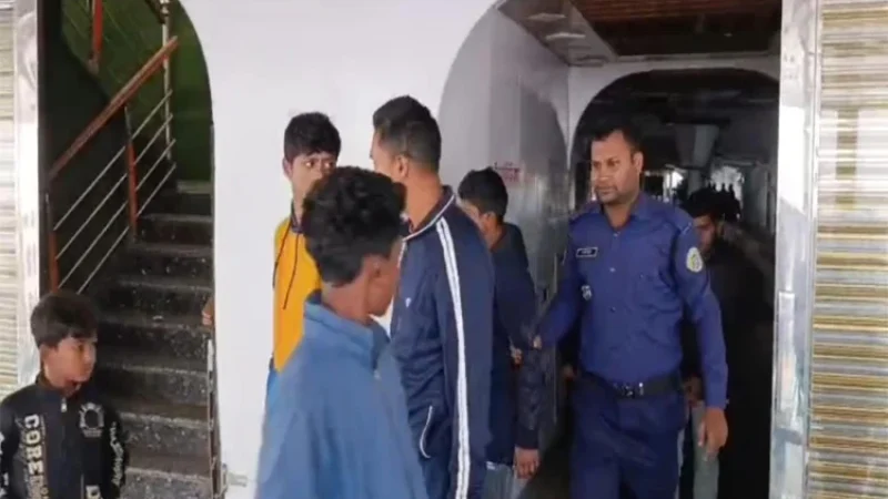 ঝালকাঠিতে অ্যাডভেঞ্চার ৯ লঞ্চ জব্দ, আটক ৪