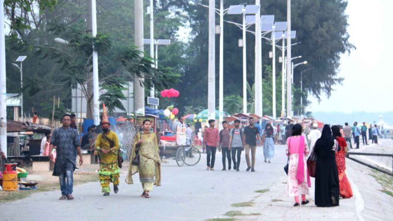 বিনোদন কেন্দ্রে ভীর বরিশালে প্রশাসন নির্বাক