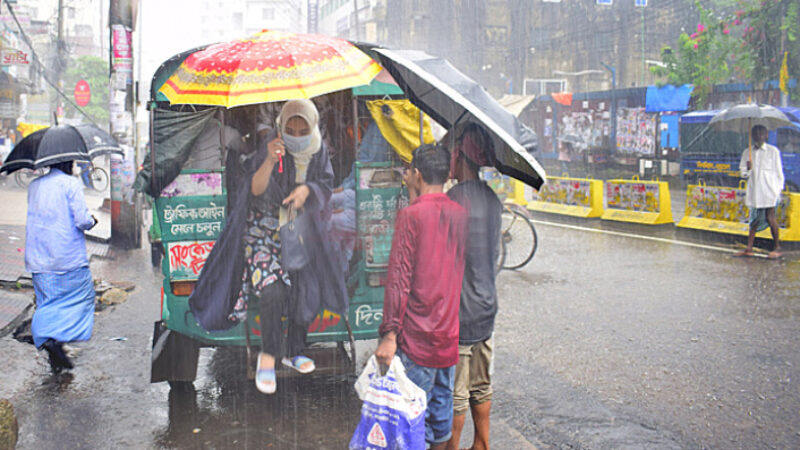 গরম কমেনি বরিশাল নগরীতে স্বপ্নের বৃষ্টি ।