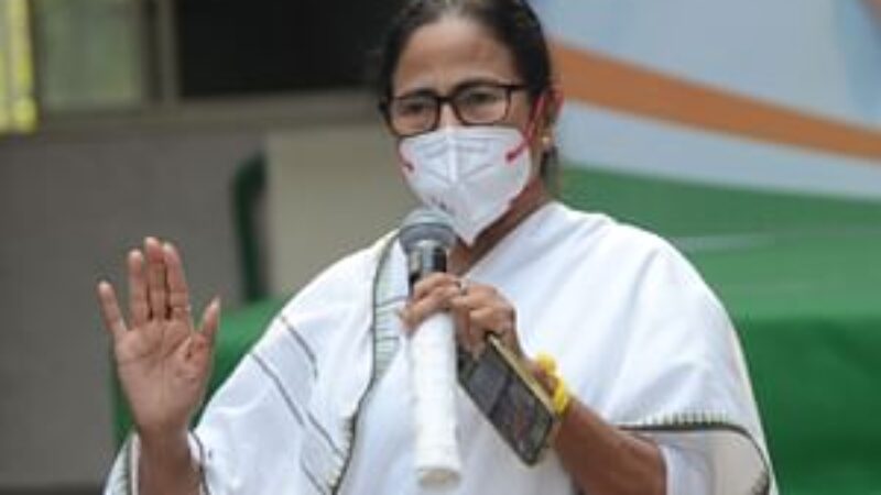 সিবিআই কার্যালয়ে মমতার অবস্থান