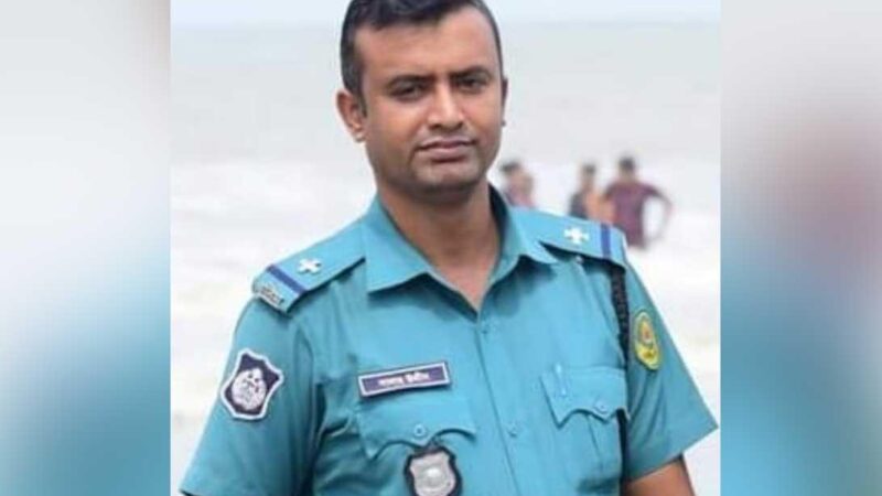 পুলিশ কর্মকর্তা নিহত মদবাহী মাইক্রোবাসের চাপায়