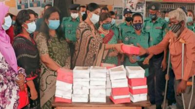পুনাকের খাদ্য বিতরণ, সুবিধাবঞ্চিতদের মাঝে।