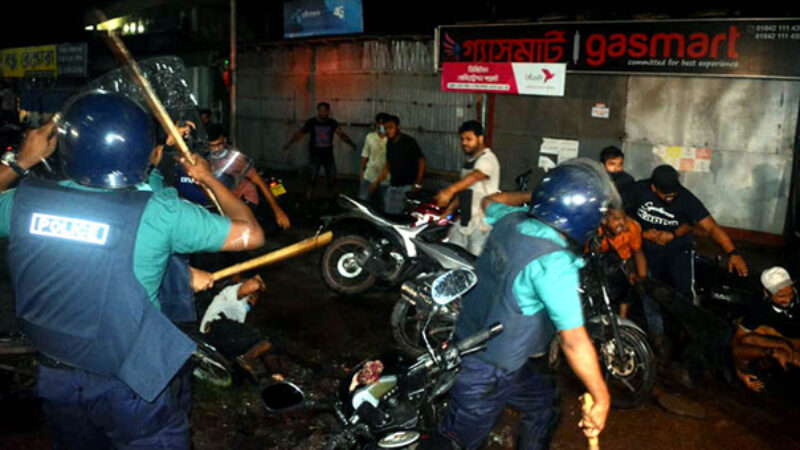 পুলিশ-আ’লীগ দফায় দফায় সংঘর্ষ বরিশালে গুলিতে সিটি মেয়রসহ আহত ৩৫