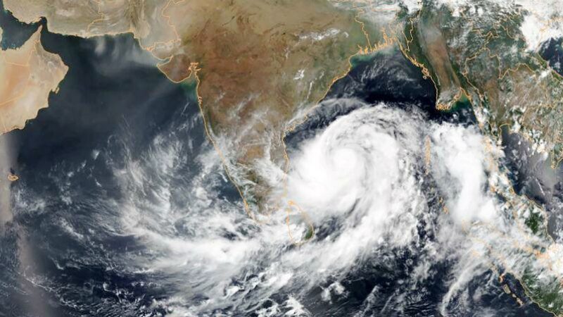 আতঙ্কে ২ কোটি মানুষ ধেঁয়ে আসছে ঘূর্ণিঝড় হেনরি