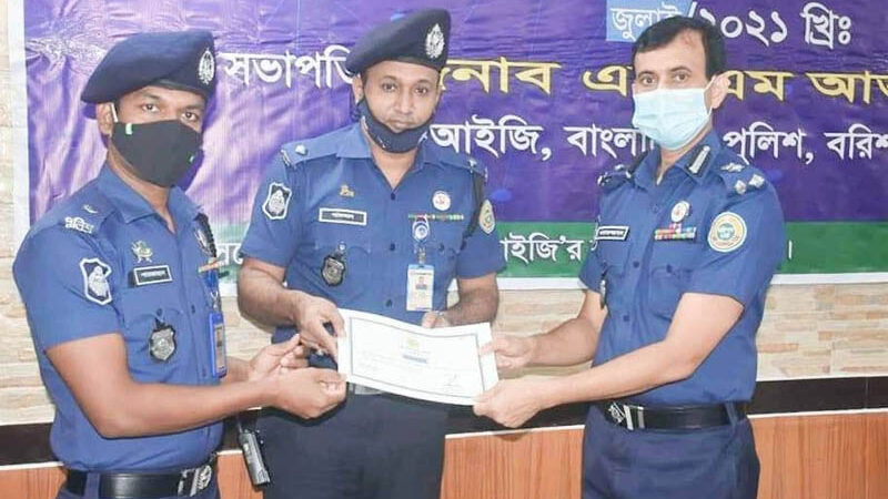 শ্রেষ্ঠ ওসি নির্বাচিত হন আফজাল হোসেন বরিশাল রেঞ্জের