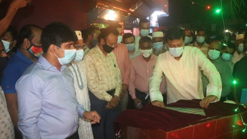 জেলা প্রশাসনের আয়োজনে কীর্তনখোলা নদীর তীরে ডিসি ঘাট এলাকায় বরিশালে ডিসি ঘাট সংস্কার