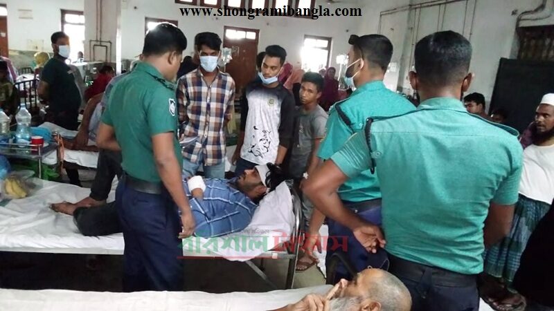 দু’গ্রুপে সংঘর্ষ