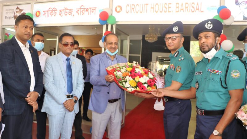 জনপ্রশাসন মন্ত্রণালয়ের সিনিয়র সচিব কে এম আলী আজম বরিশালে আগমন উপলক্ষে বিএমপি কর্তৃক হাউজ গার্ড সালামি ও ফুলেল শুভেচ্ছা