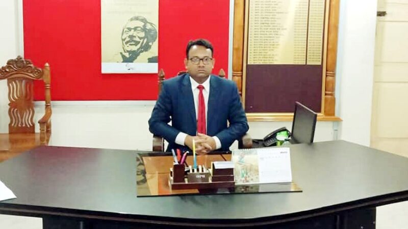 কম্বল হাতে বাড়িতে হাজির ইউএনও