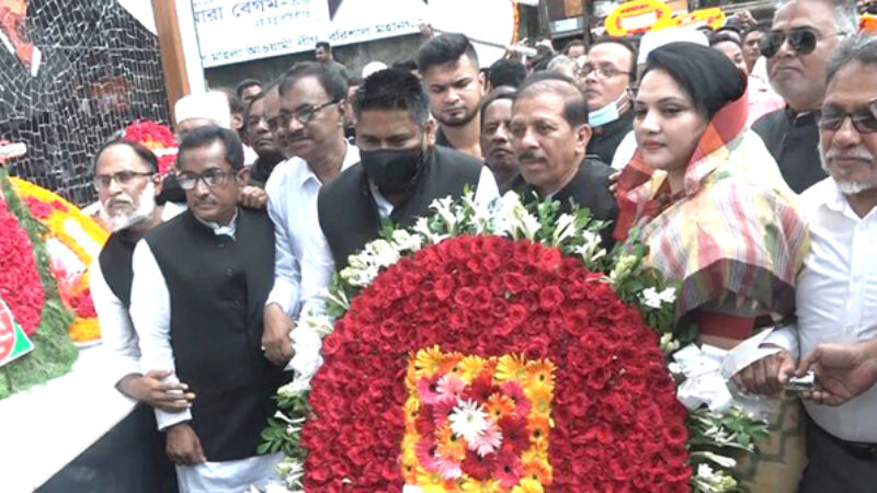 বঙ্গবন্ধুর প্রতিকৃতিতে শ্রদ্ধা বরিশালে আওয়ামী লীগের প্রতিষ্ঠাবার্ষিকী উপলক্ষে