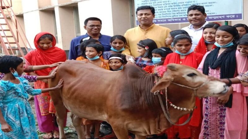 কোরবানির গরু ও নতুন পোশাক দিলেন সুবিধা বঞ্চিত শিশুদের জেলা প্রশাসক