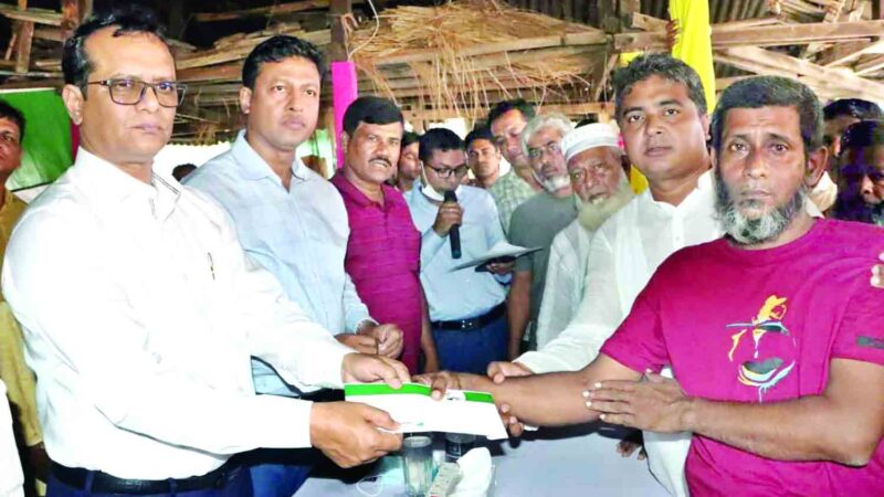 জেলা প্রশাসনের আর্থিক সহায়তা প্রদান বাবুগঞ্জে অগ্নিকান্ডে ক্ষতিগ্রস্তদের