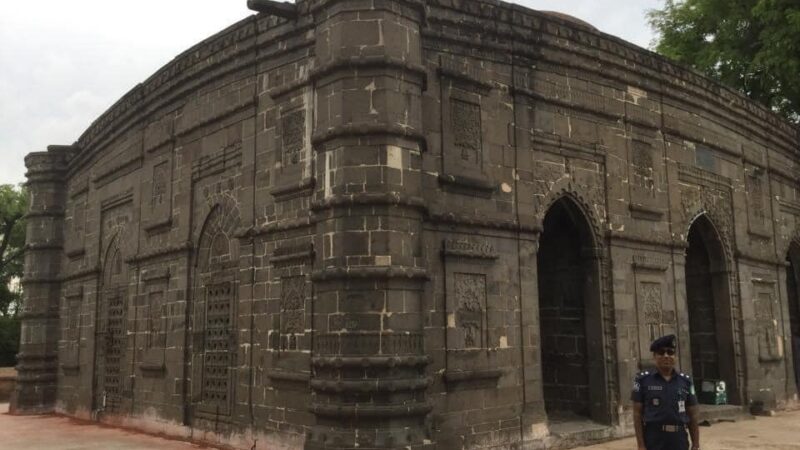 কুসুম্বা মসজিদ আত্রাই নদীর পশ্চিমতীরস্থ নওগাঁ জেলার মান্দা উপজেলার অন্তর্গত কুসুম্বা গ্রামের নাম অনুসারে পরিচিত