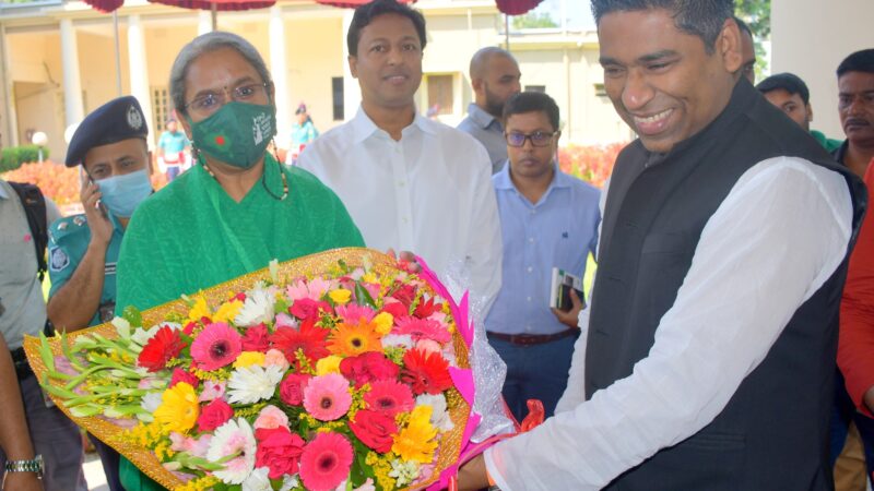 শিক্ষা মন্ত্রী ডাঃ দীপু মনি বরিশাল আগমনে তাঁকে ফুলেল শুভেচ্ছা