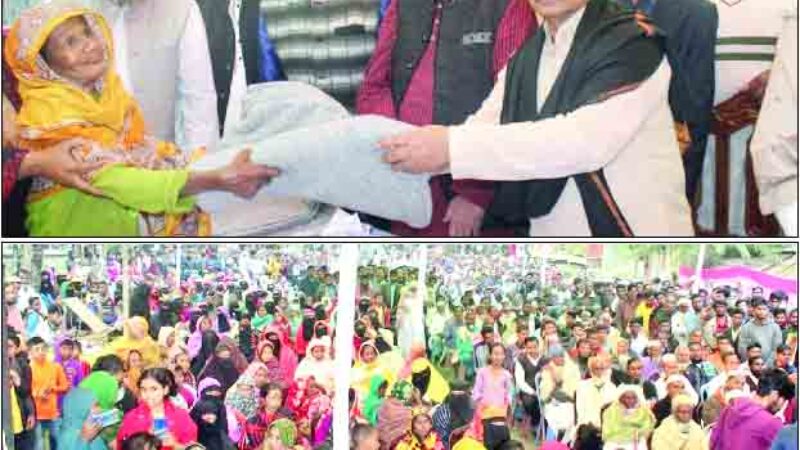 অসহায় মানুষের মাঝে কম্বল বিতরণী বরিশাল জেলা আওয়ামী লীগ এর সহ সভাপতি কর্নেল (অবঃ) জাহিদ ফারুক শামীম এমপি