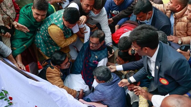 ভেঙে পড়ল ছাত্রলীগের মঞ্চ ওবায়দুল কাদেরের বক্তব্যের সময়