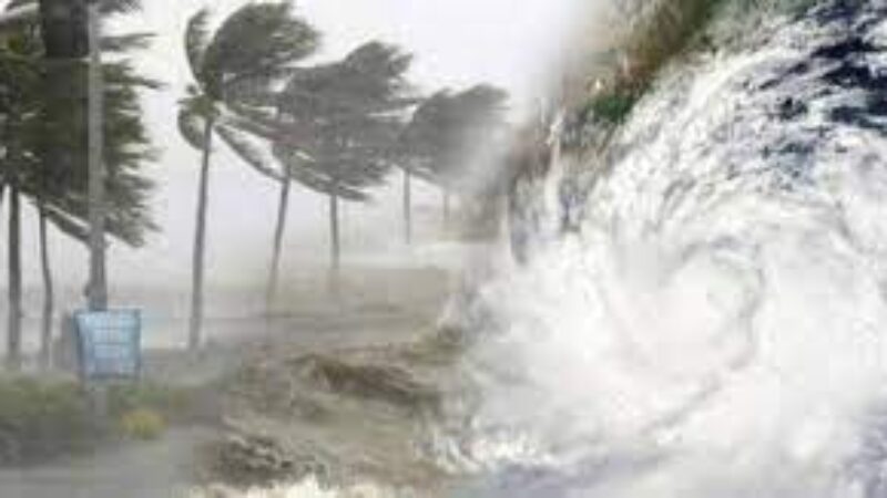 ধেয়ে আসছে তীব্র ঝড় – বরিশালসহ ১৯ জেলায়