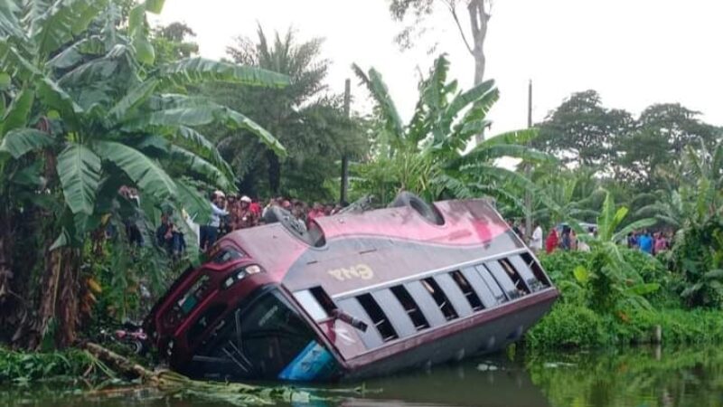 মোটর সাইকেলের অরোহীকে চাপা দিয়ে ঢাকা থেকে বরিশালগামী এনা পরিবহনের বাস পুকুরে গৌরনদী আশোকাঠী