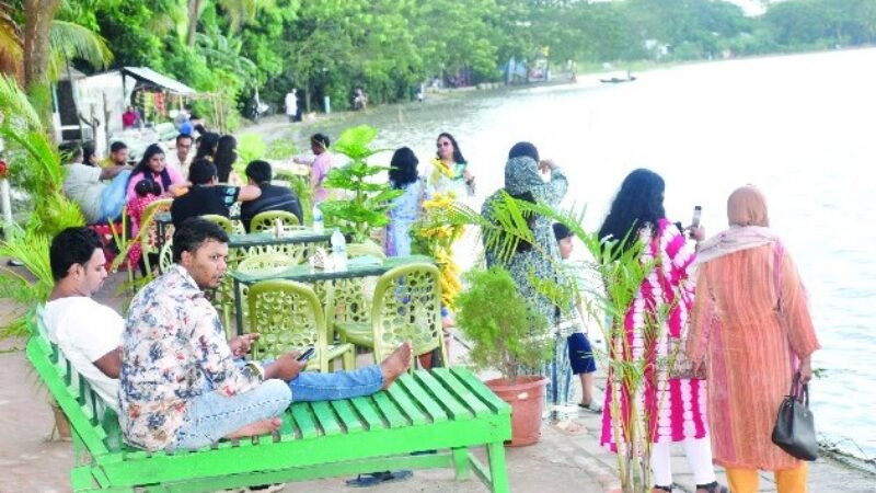 দুই পাড়ে পর্যটন আমেজ কীর্তনখোলা নদীর