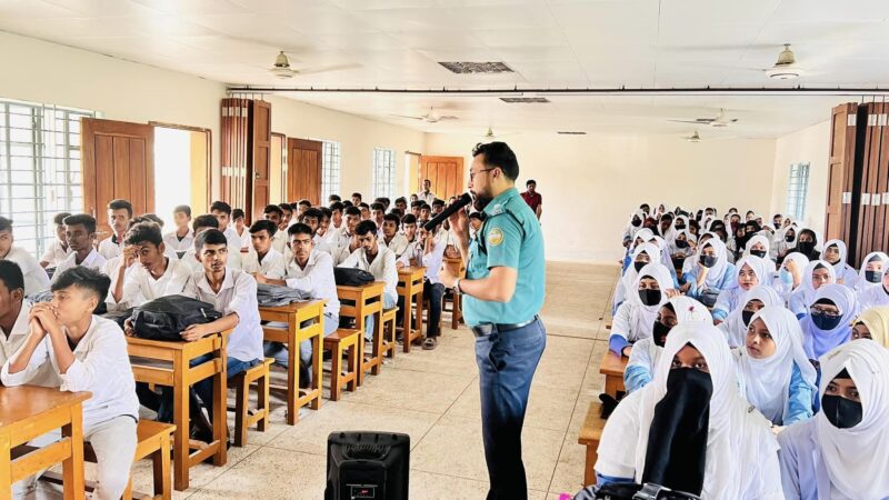 ন্দর থানাধীন তালুকদার হাট হাই স্কুল এন্ড কলেজ মাদক, জঙ্গীবাদ, সন্ত্রাস, ইভটিজিং, বাল্যবিবাহ, যৌতুকমুক্ত সহ সামাজিক অপরাধমুক্ত সমাজ গঠনে