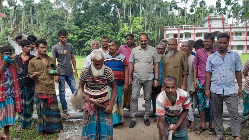২নং লতা ইউনিয়নের ৪নং ওয়াডে রাস্তার  কাজ চলছে।