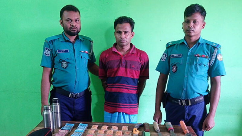 মেম্বার দম্পতি আটক ইয়াবা ও দেশীয় অস্ত্রসহ