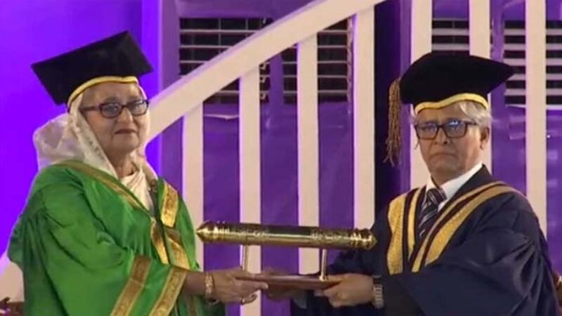 ডিগ্রি গ্রহণ করলেন প্রধানমন্ত্রী ডক্টর অব লজ বঙ্গবন্ধুর পক্ষে