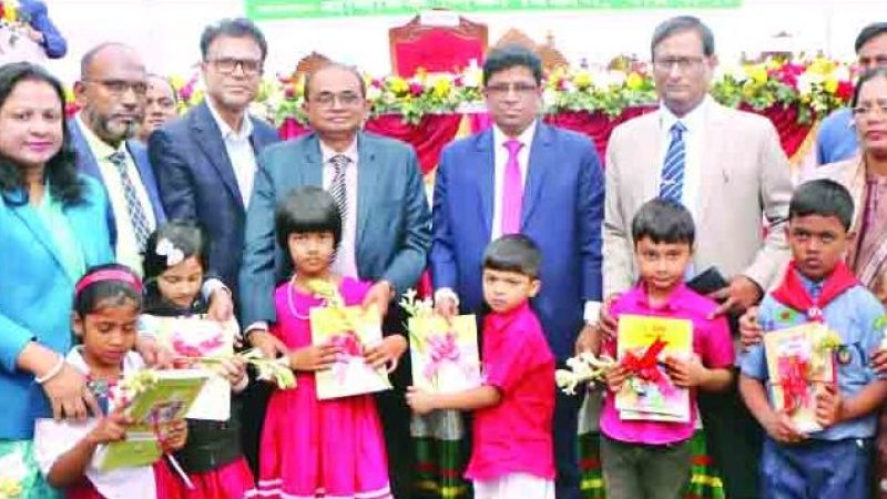 বরিশালের শিক্ষার্থীরা নতুন বছরের প্রথম দিনে বই পেলো