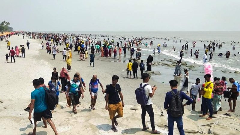 পর্যটকের ভিড় সমুদ্রসৈকত কুয়াকাটা