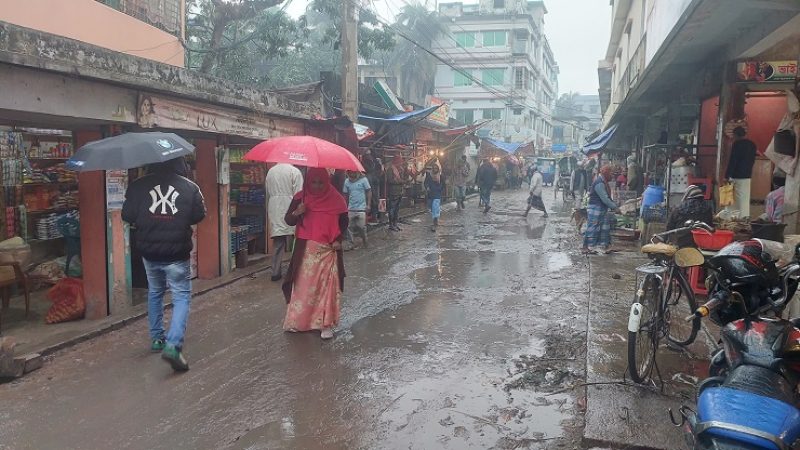 বরিশাল নগরীতে বৃষ্টি শীতের সন্ধ্যায়