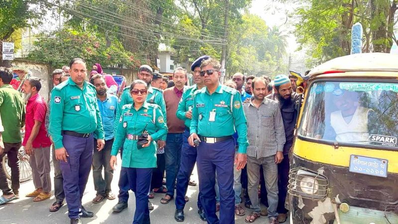 ফুটপাত দখলমুক্ত করতে ট্রাফিক পুলিশের উচ্ছেদ অভিযান নির্দেশে বিসিসি মেয়র ও বিএমপি কমিশনারের