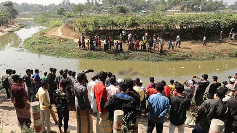 হাতে গ্লাভস পরা মাথায় হেলমেট লাশ ভেসে এল নাফ নদীতে