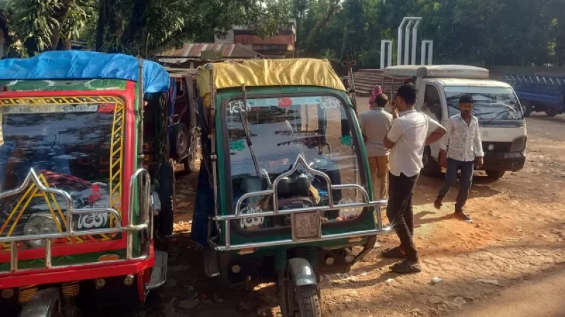 কেন্দ্রীয় শহীদ মিনার দখল করে অটোস্ট্যান্ড নলছিটিতে