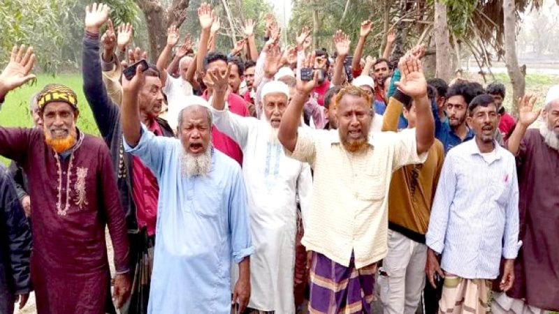 ধানখেতে বাঁধ দিয়ে মাছের ঘের, প্রতিবাদে বিক্ষোভ  সাতলায়