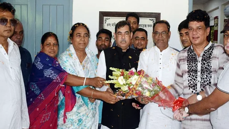 এক মঞ্চে আওয়ামী লীগের চার নেতা গৌরনদীতে হারিছুরকে ঠেকাতে